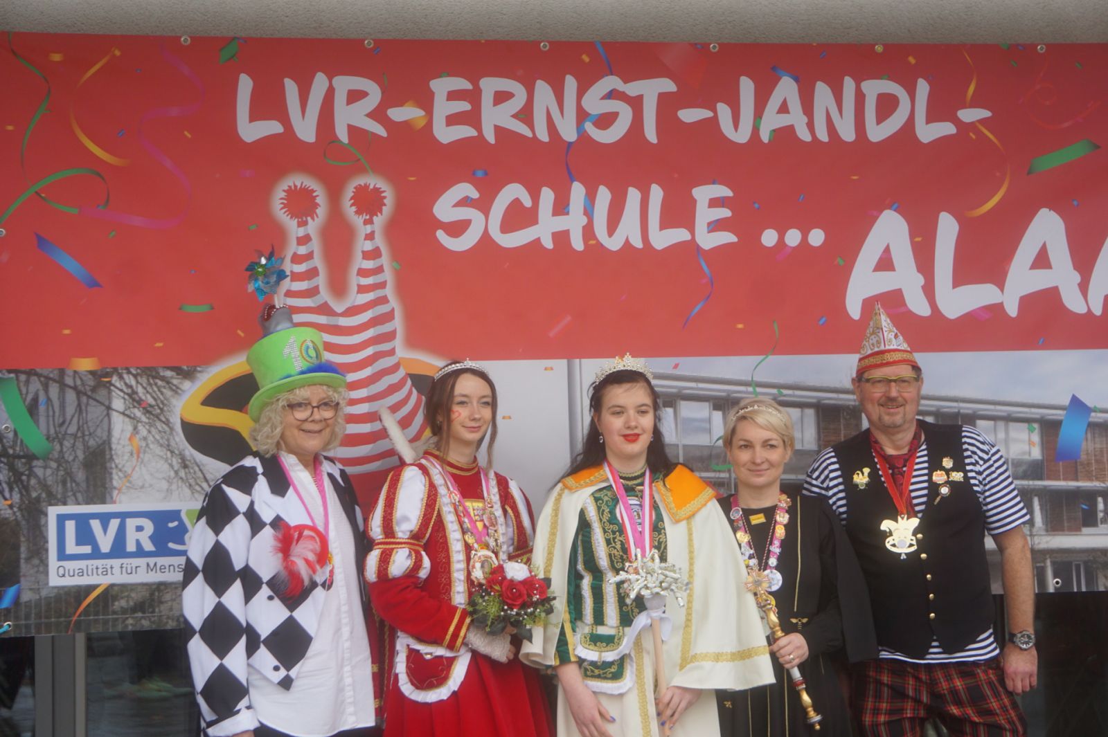 Krönung der Schulprinzessin Maja I. durch die Roisdorfer Prinzessin Maja I Krönung der Schulprinzessin Maja I. durch die Roisdorfer Prinzessin Maja I