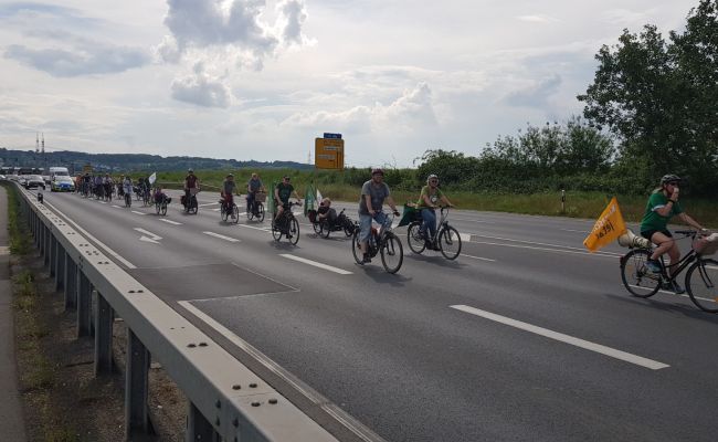 Fahrraddemo gegen die Rheinspange