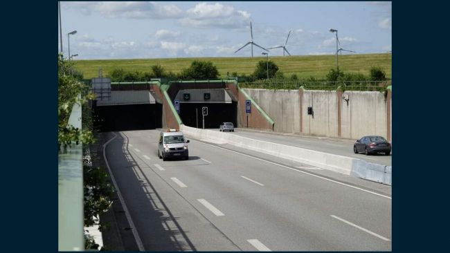 Einfahrt Autobahntunnel