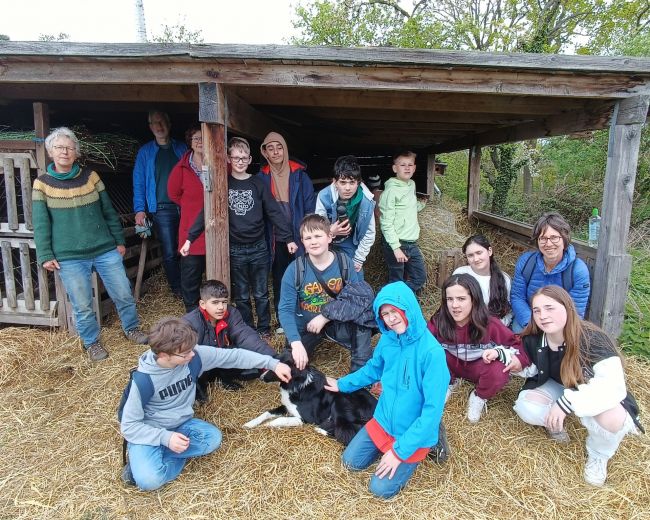 Klasse 5c mit Hütehund vor dem Schafstall Klasse 5c mit Hütehund vor dem Schafstall