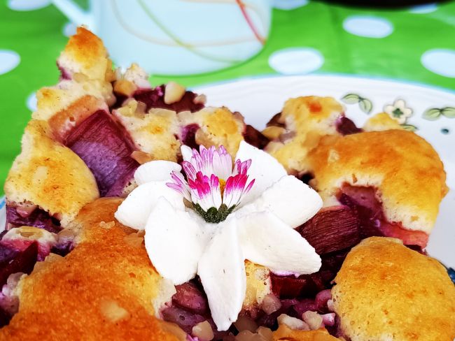 Mit Blüten dekorierter Kuchen